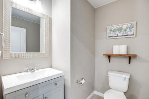 Perfect for Families! Quiet Aurora Home