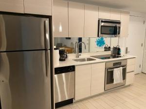 Miami Apt with Amazing Views & Kitchen