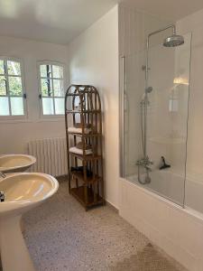 Villas Le Peruguet - maison avec piscine et bois prive : photos des chambres