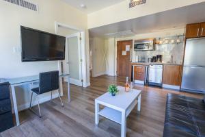 Beautiful 1 Bedroom with Rooftop Pool D203