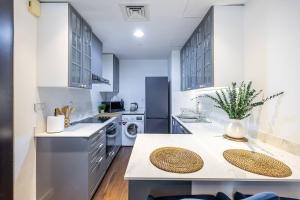 Spacious Luxe Studio Near Metro