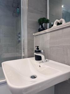 City Centre - 2-Bed High Rise Apartment - Sleeps 4