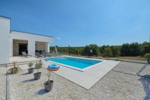 Brand new Villa Leny with heated pool