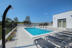 Brand new Villa Leny with heated pool