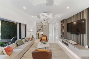 Tiki Hut Paradise Mins to Beach w Fire Pit