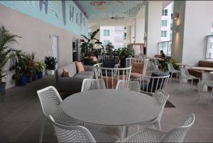 Modern Luxe Studio in Downtown Miami with Rooftop Pool and Gym