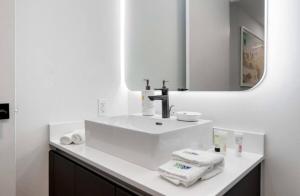 Modern Luxe Studio in Downtown Miami with Rooftop Pool and Gym