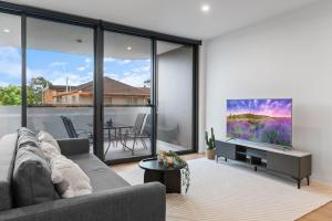 Skyline n Rooftop Pool 2BR Modern Stay Near CBD