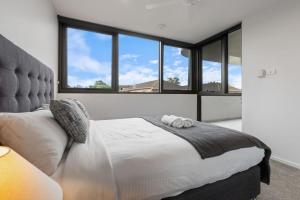 Skyline n Rooftop Pool 2BR Modern Stay Near CBD
