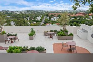 Skyline n Rooftop Pool 2BR Modern Stay Near CBD