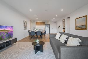 Skyline n Rooftop Pool 2BR Modern Stay Near CBD