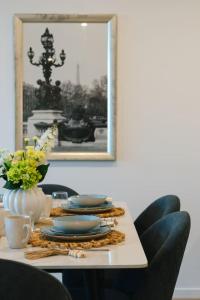 Skyline n Rooftop Pool 2BR Modern Stay Near CBD