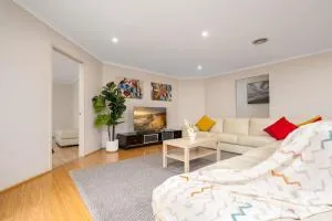 The Peninsula Escape Spacious 5-Bedroom Home - Carrum Downs