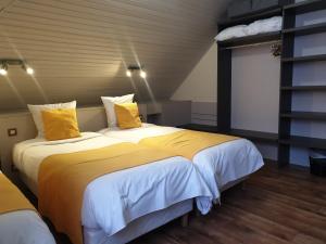 Hotels Hotel Restaurant Aux Deux Roses : Chambre Triple