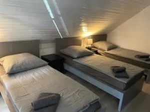 Blauer Stein Haus 2 FeWo bis 17 Personen - WH08 4 SZ, 10 Betten - WH09 3 SZ, 7 Betten - Rommerskirchen