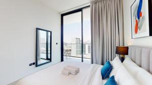 Vacationer Holiday Homes I Elegant 2 Bedroom l Balcony with Private Pool