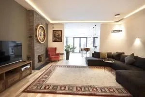 Cozy house & a beautiful garden - Arrinj