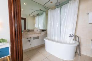 Studio with rooftop pool on Ocean Dr B303