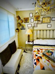 Private Bedroom near the Arch!