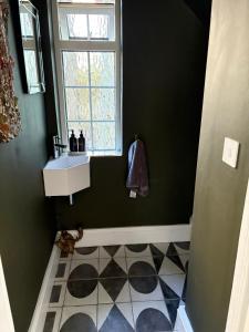 3-4 Bedroom Detached House in Stoke Bishop - 4 bathrooms, Large Private Garden, Modern Kitchen, Stylish, Spacious, Quiet, Office - Close to Durdham Downs