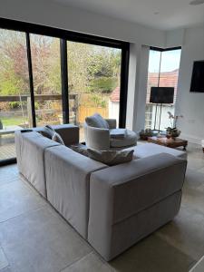 3-4 Bedroom Detached House in Stoke Bishop - 4 bathrooms, Large Private Garden, Modern Kitchen, Stylish, Spacious, Quiet, Office - Close to Durdham Downs