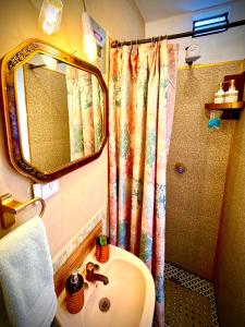 Private Bedroom near the Arch!