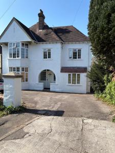 3-4 Bedroom Detached House in Stoke Bishop - 4 bathrooms, Large Private Garden, Modern Kitchen, Stylish, Spacious, Quiet, Office - Close to Durdham Downs