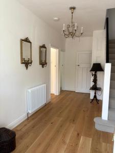 3-4 Bedroom Detached House in Stoke Bishop - 4 bathrooms, Large Private Garden, Modern Kitchen, Stylish, Spacious, Quiet, Office - Close to Durdham Downs