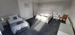 Free Parking, 4 King Bedroom Townhouse, Fast WIFI, Fully Equipped Kitchen, 15 min drive to Nissan, 20 min to Newcastle Sunderland, Ideal for Long Term Contractor etc Stays, Regular Housekeeping Option - Dwellcome Home Ltd - See Our Site for Assurance