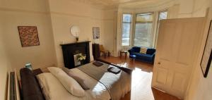 Free Parking, 4 King Bedroom Townhouse, Fast WIFI, Fully Equipped Kitchen, 15 min drive to Nissan, 20 min to Newcastle Sunderland, Ideal for Long Term Contractor etc Stays, Regular Housekeeping Option - Dwellcome Home Ltd - See Our Site for Assurance