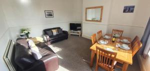 Free Parking, 4 King Bedroom Townhouse, Fast WIFI, Fully Equipped Kitchen, 15 min drive to Nissan, 20 min to Newcastle Sunderland, Ideal for Long Term Contractor etc Stays, Regular Housekeeping Option - Dwellcome Home Ltd - See Our Site for Assurance