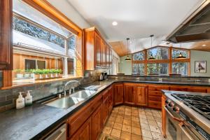 Artisan Chalet: Pet Friendly Deluxe Kitchen Games