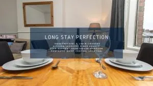 Dwellcome Home Ltd 4 King Bedroom Townhouse, Free Parking, Fast WIFI, Fully Equipped Kitchen, 15 min drive to Nissan, 20 min to Newcastle Sunderland, Ideal for Long Term Contractor etc Stays, Regular Housekeeping Option - See Our Site for Assurance - Westoe