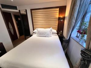 Central en-suite room 301