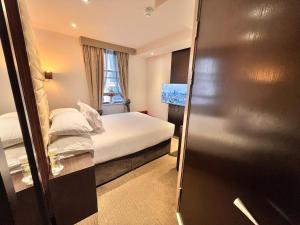 Central en-suite room 301