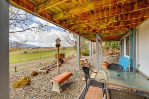 A Touch of the West Scenic Grangeville Apt!