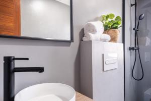 Jade Oceanfront Apt & Terrace