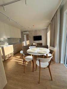 4SUMMER Golden Hour Apartment Parking