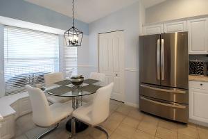 Well-appointed lakefront condo - Heritage Oaks County Club - Bellevue