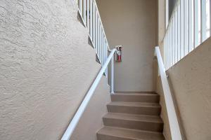 Well-appointed lakefront condo - Heritage Oaks County Club - Bellevue