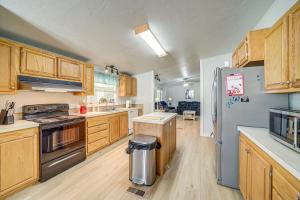 Walk to Beach: Eufaula Fisherman’s Delight Home
