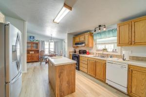 Walk to Beach: Eufaula Fisherman’s Delight Home