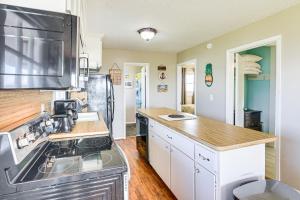 Walk to Beach Galveston Home with Patio and Balcony!