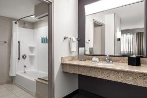 King Suite room in Courtyard Mt. Holly Westampton