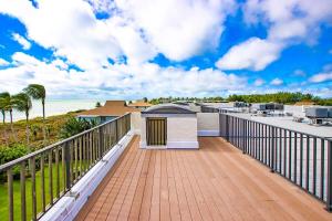 Enjoy Endless Views - Beachfront 2BR Condo On Sanibel Island