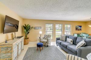 1 Mi to Dtwn Stuart Bright Home with Pool and Spa!