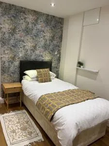 Bedroom bathroom kitchenette own entrance Conwy - Deganwy