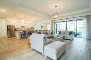 Exquisite waterfront 3BR pool home in Lorraine Lakes