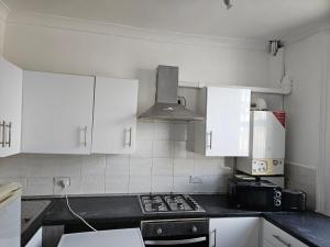 Stylish 2-Bedroom Flat - Central Links