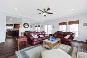 The Sandpiper's Feather Fire Pit Pets Yard Sleeps 11 - Bolivar Beach